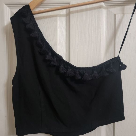 Lulu's Line In The Sand One-Shoulder Tassell Crop - Picture 2 of 4